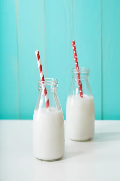 Due bottiglie di latte con cannucce — Foto Stock