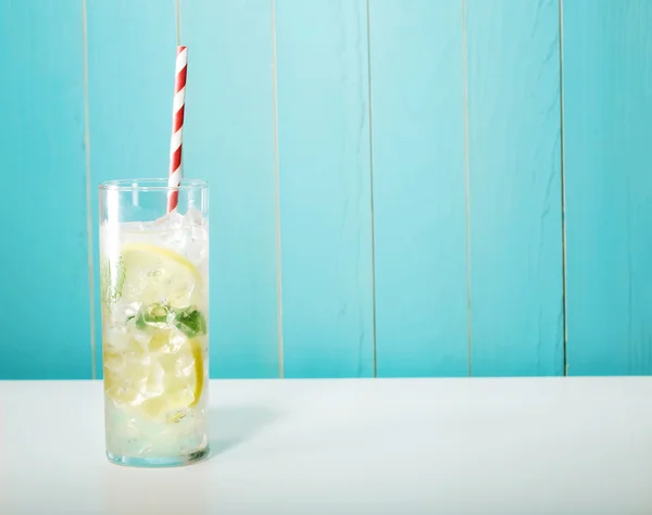 Лимонад со льдом с большими полосатыми соломинками — стоковое фото