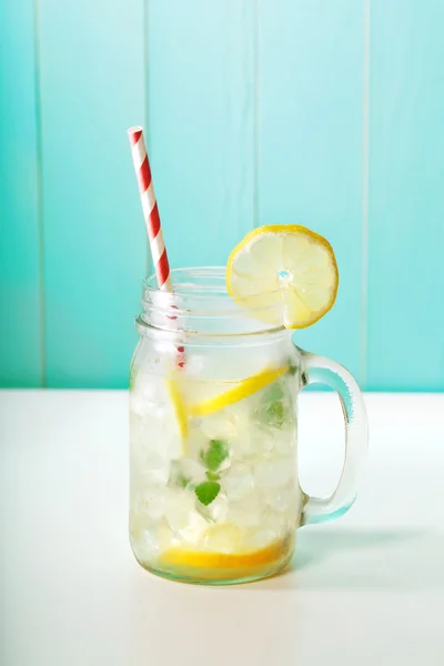 Лимонад в мулярній банці — стокове фото