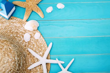 Şapka, kabukları ve denizyıldızı masada