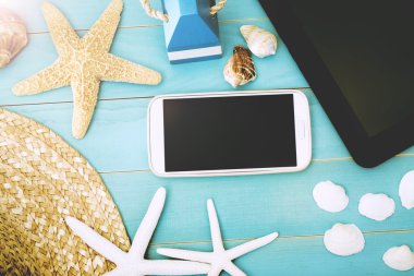 Deniz yıldızı, kabukları ve şapka ile tablo araçları