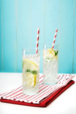 Büyük kırmızı şeritli payet ile limonata