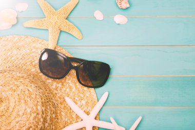 Deniz kabukları ve hasır şapka ile güneş gözlüğü