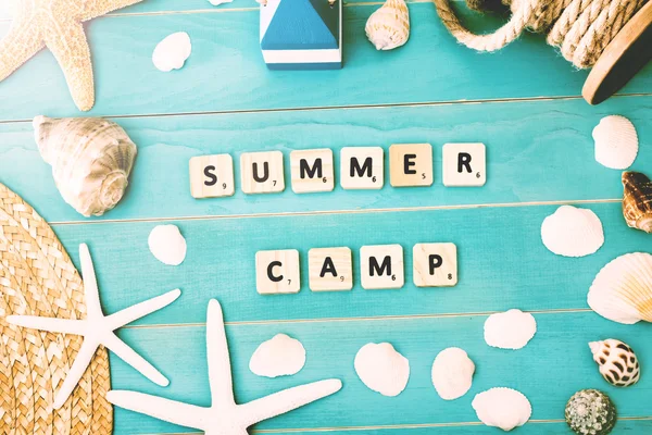 여름 캠프 개념을 위한 테이블에 나무 블록 — 스톡 사진