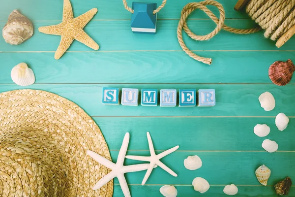 Blocs de bois sur une table avec message d'été — Photo