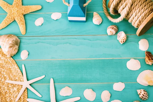 Sea shells and straw hat — Stock Photo, Image