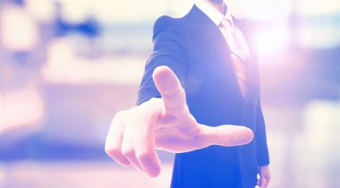 Bir dokunmatik ekran dokunaklı işadamı