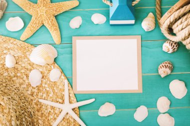 Deniz kabukları ve hasır şapka ile boş ileti kartı