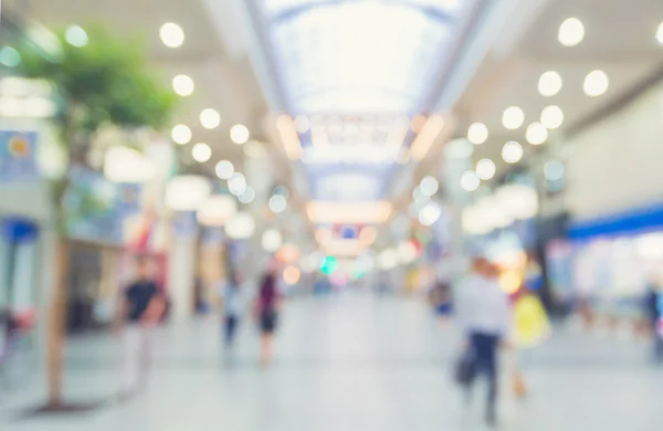 Wazig winkelcentrum met mensen lopen — Stockfoto