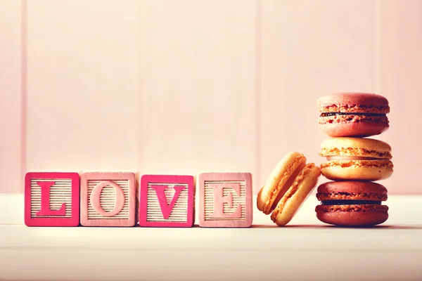 Macarons com mensagem de AMOR em blocos de madeira — Fotografia de Stock