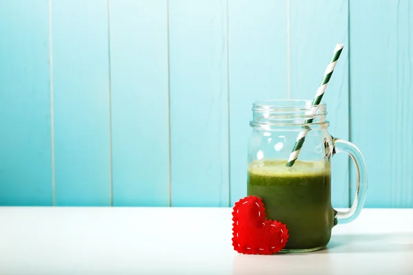 Batido de verduras verdes hecho con amor —  Fotos de Stock