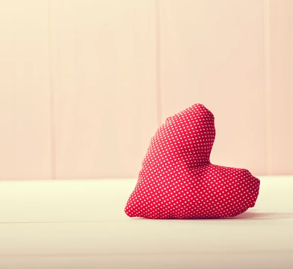 Kırmızı kalp yastık — Stok fotoğraf