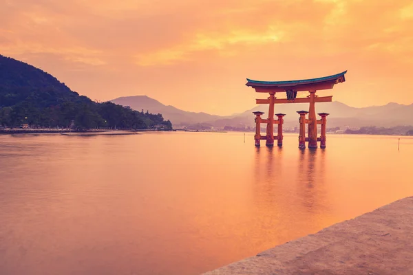 Slavný oranžový šintó brána v Japonsku — Stock fotografie