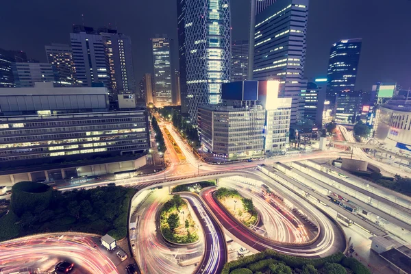 Gece Tokyo üstten ışıklı trafik