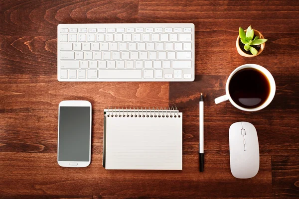 Nette werkstation op een houten bureau — Stockfoto