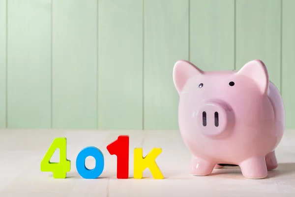 401k emerytalne konto tematu z numerami i piggy bank — Zdjęcie stockowe