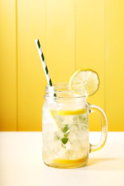 limonata bardağı taşıran damla bir mason kavanoza