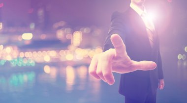 İşadamı bir şeye işaret ediyor. 