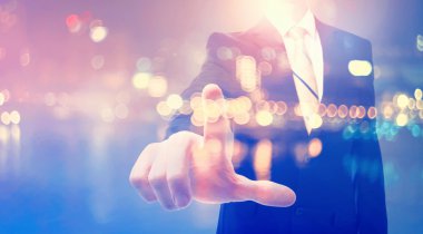 İşadamı bir şeye işaret ediyor.