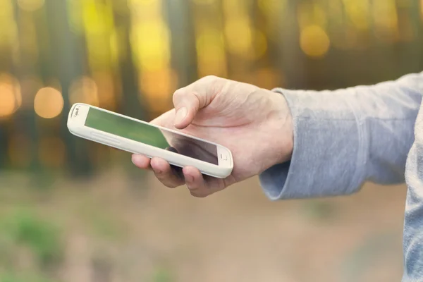 Homme utilisant son téléphone — Photo