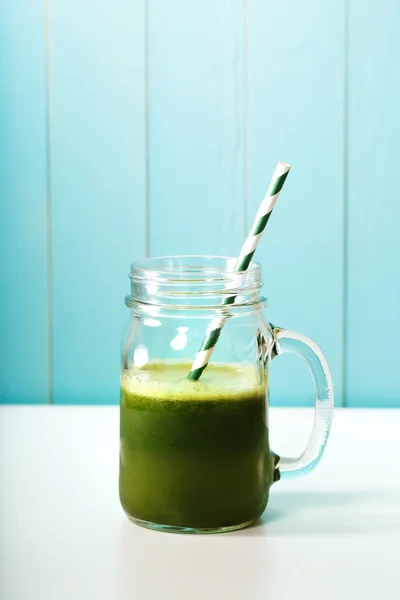 Batido en tarro de albañiles con paja —  Fotos de Stock