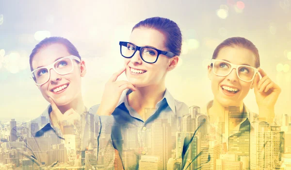 Mujeres en gafas sobre fondo de ciudad — Foto de Stock