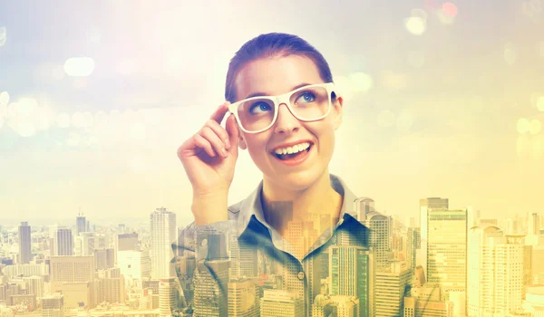 Mujer en gafas sobre fondo de ciudad — Foto de Stock