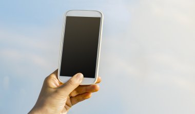 Bir smartphone tutan kişi