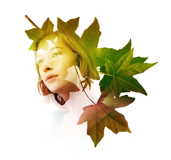 Kvinna med löv — Stockfoto