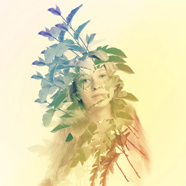 Молода жінка з абстрактним листям — стокове фото