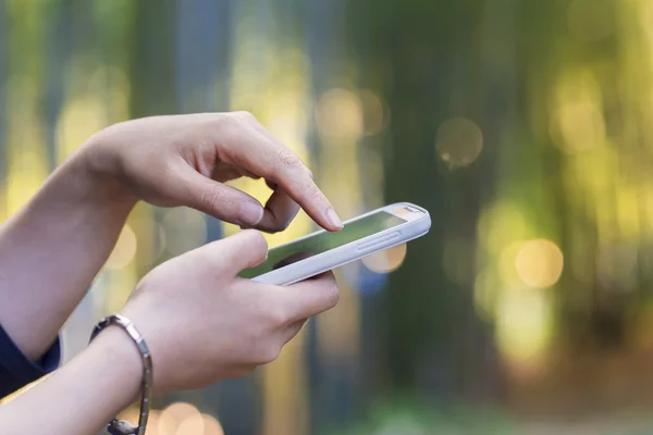 Femme utilisant son téléphone — Photo