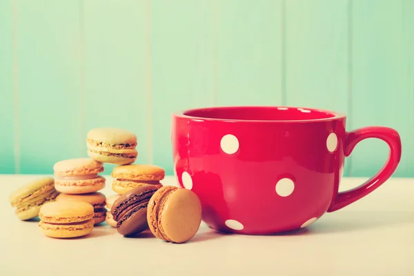 Taza roja con macarrones —  Fotos de Stock