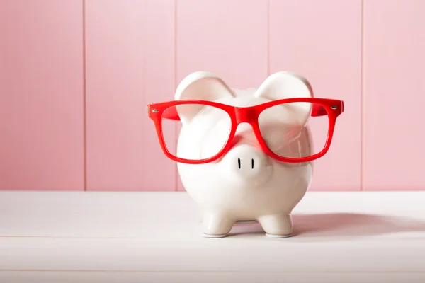 Kırmızı gözlük ile Piggy banka — Stok fotoğraf