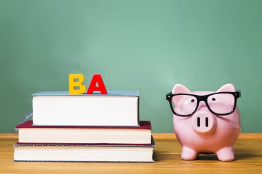 Bachelor of Arts derecesi Tema ders kitapları ve kumbara