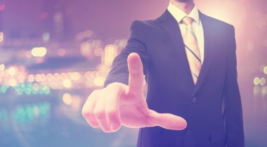 İşadamı bir şeye işaret ediyor.