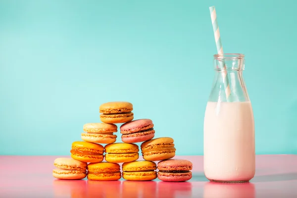 Pirâmide de macarons com leite em uma garrafa — Fotografia de Stock