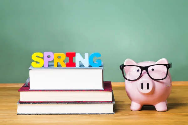 Thema Frühjahrssemester mit Lehrbüchern und Sparschwein — Stockfoto