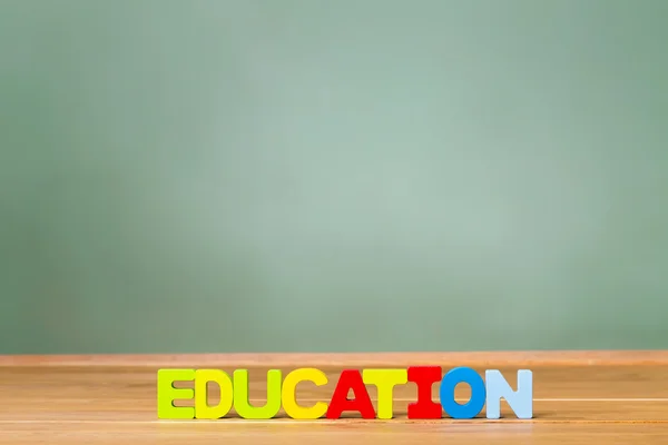 Tema educativo con grandes bloques de madera y pizarra verde —  Fotos de Stock