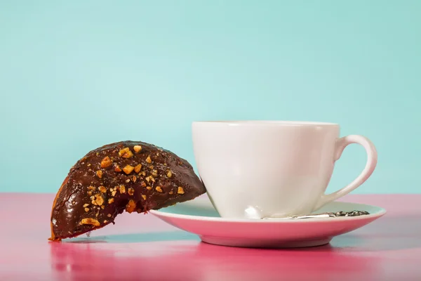 Кавова чашка з шоколадними пончиками — стокове фото