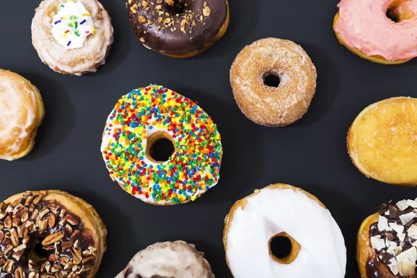 Geassorteerde donuts van bovenaf — Stockfoto