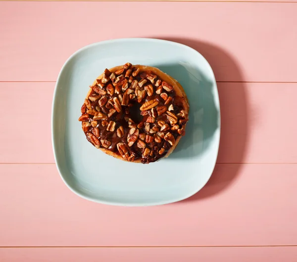 Donuts de chocolate Pecan en placa —  Fotos de Stock