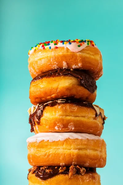 Stapel van geassorteerde donuts — Stockfoto