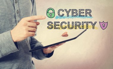 Siber Güvenlik metin tablet bilgisayar üzerinde işaret eden adam