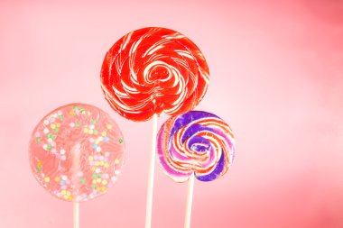 Pembe bir arka plan üzerinde dev spiral lolipop