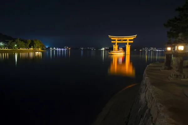神道の門をくぐる船 — ストック写真