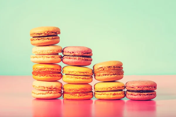 Kleurrijke macarons op een heldere pastel achtergrond — Stockfoto