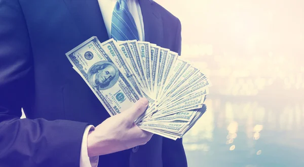 Empresário exibindo propagação de dinheiro — Fotografia de Stock