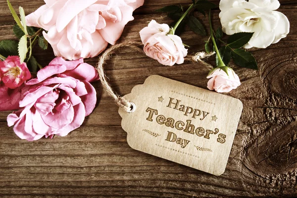 Cartão de mensagem Feliz Dia dos Professores com rosas pequenas — Fotografia de Stock