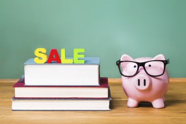 Kara tahta ile pembe piggy banka ile satış Tema