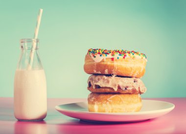 Bir kavanoza sütlü çörek yığını